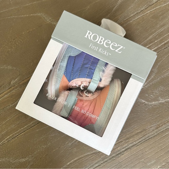 Robeez First Kicks Faux Fur Boots - Picture 6 of 7